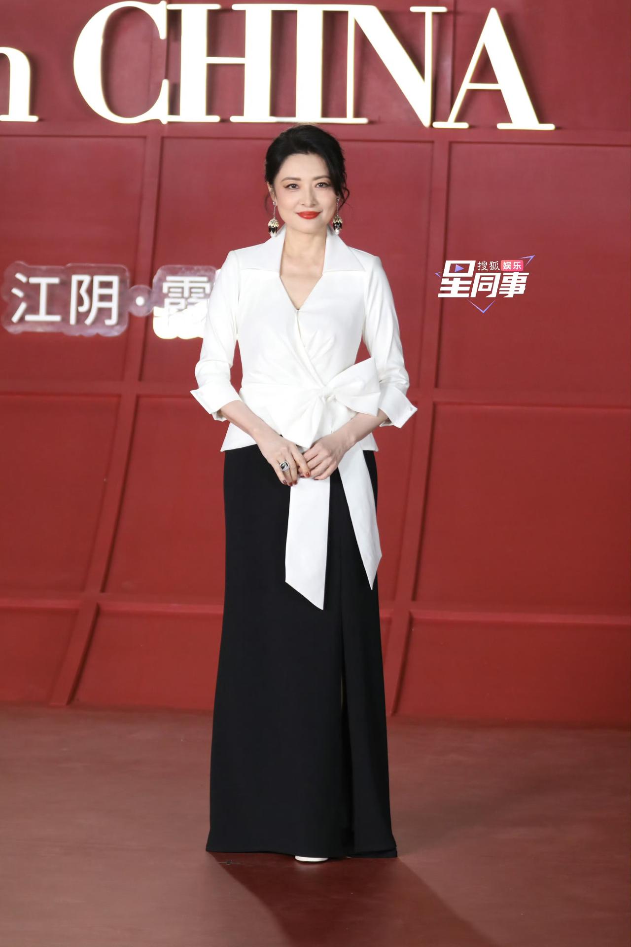 打死我都不相信她今年58岁了，比同龄的伊能静伊公主还会保养，谁能得此仙妻，真是什