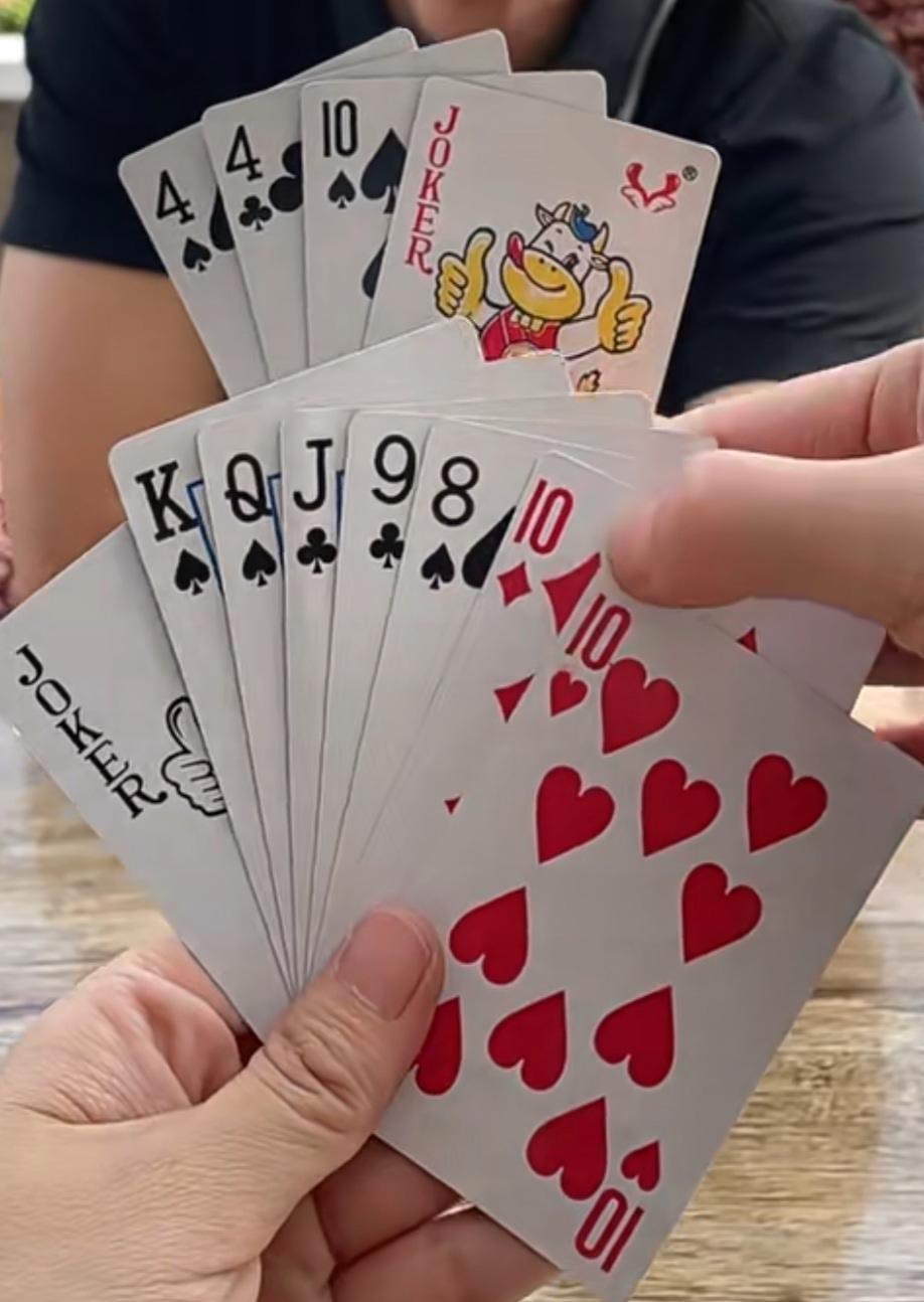 益智游戏，欢乐斗地主巧解残局。规则有连有带，最多3带1，也可以3不带。下面牌的先