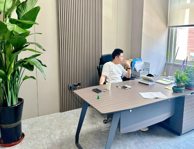 公司刘副总退休4年了，毕竟我入公司时，他对我照顾有加，算是恩人。2天前，我带着1