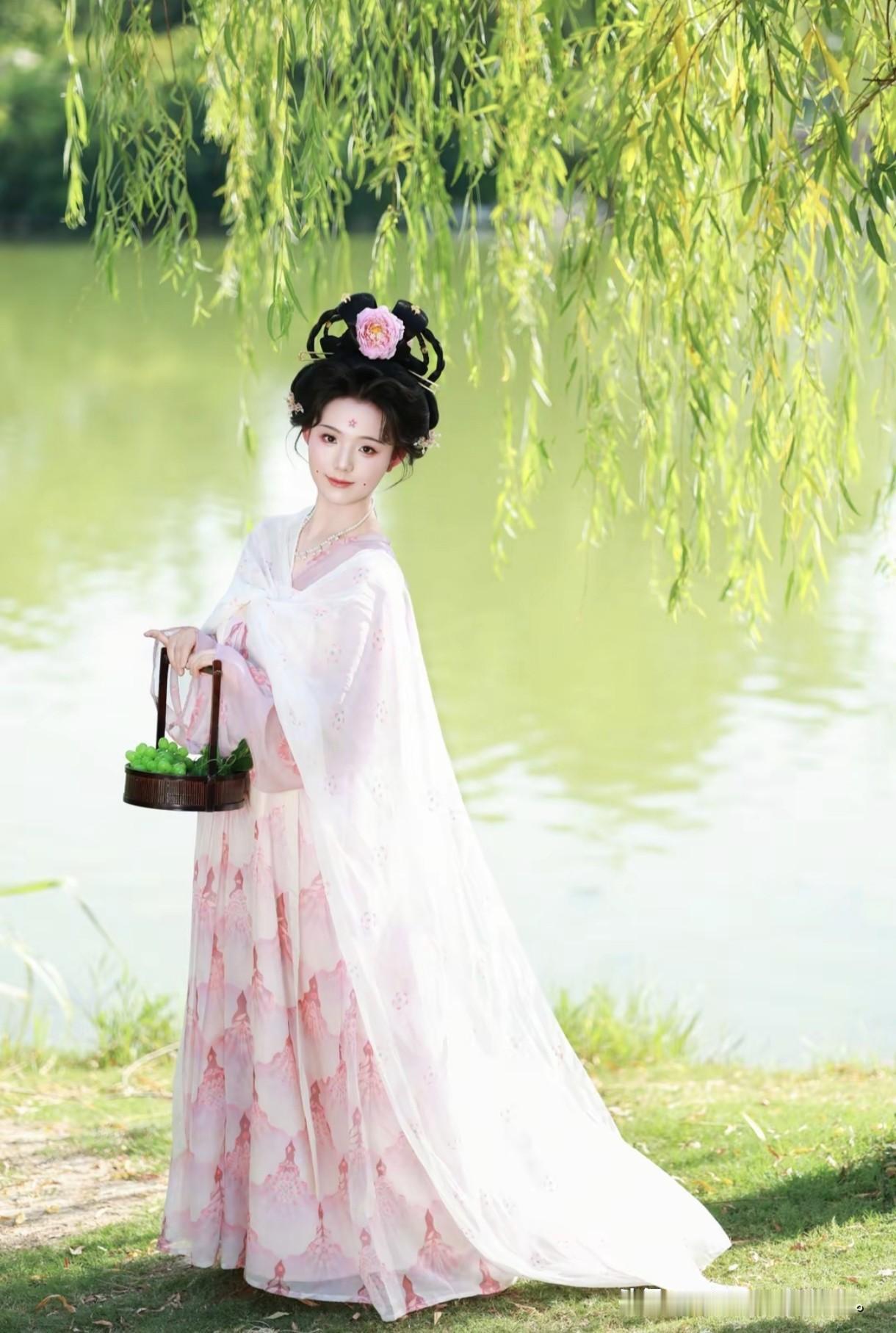 柳荫下，粉衣少女手提青果，眉眼弯弯似从画中走出的春日精灵，太甜啦！温柔白衣少女 