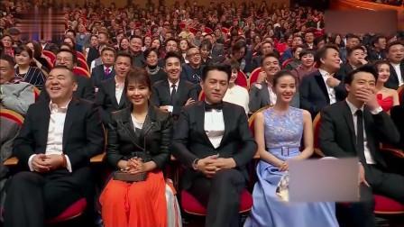 哈哈，这张照片中的陈建斌看上去肥头大耳，鼻头圆隆，满脸横肉，眼睛眯成一条缝，充满