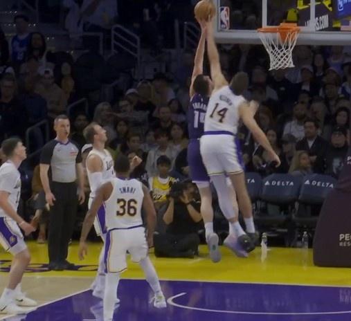 克莱伯大帽！
克莱伯怒摘前场板！
克莱伯顺下接球隔扣！

好家伙，湖人球迷要排队