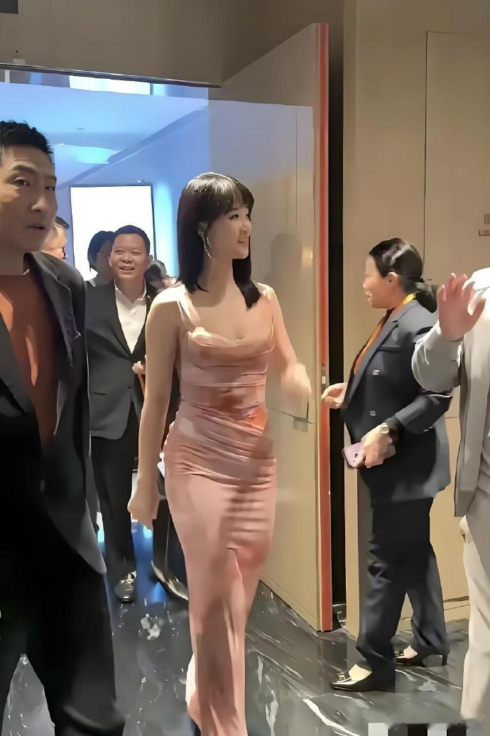 原以为电视里的她平平无奇，亲眼所见才知何为惊艳！那美貌仿若自带光芒，远超屏幕呈现