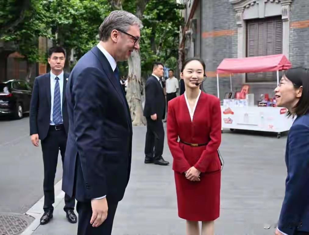 个子虽“小”，然气场相当强，塞尔维互总统武契奇参访上海中共一大会址，期间有一位女