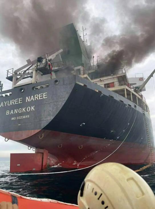 [下雨]霍尔木兹闯关大战，中远海运轻松通关，马士基拿不到凭证太被动。

若把全球