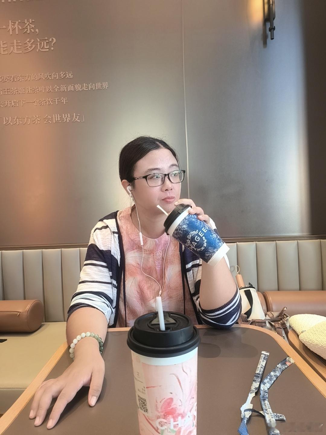 最近……人活得随意些比较好 ，无美颜无滤镜的活着 