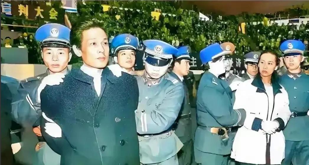 1995年，死刑宣判的那一刻，王建业脸上看不出一丝波澜。身旁的史燕青早已泪流满面