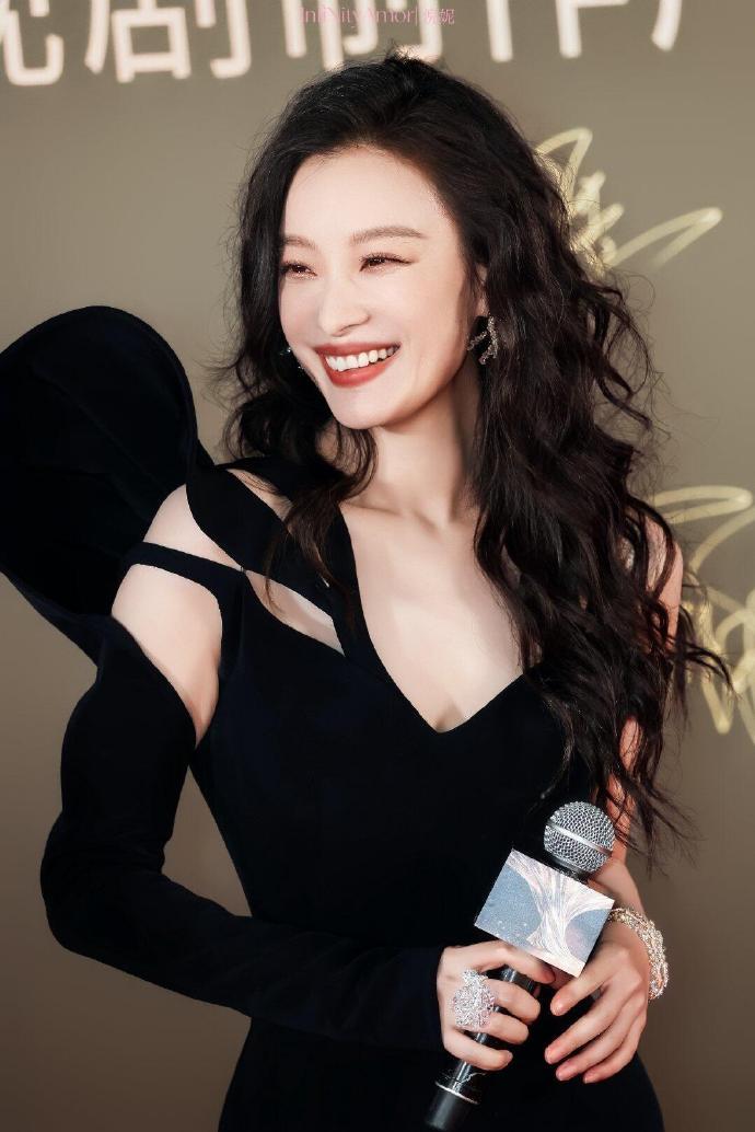 这就是她的魅力啊，谁能不爱倪妮。 