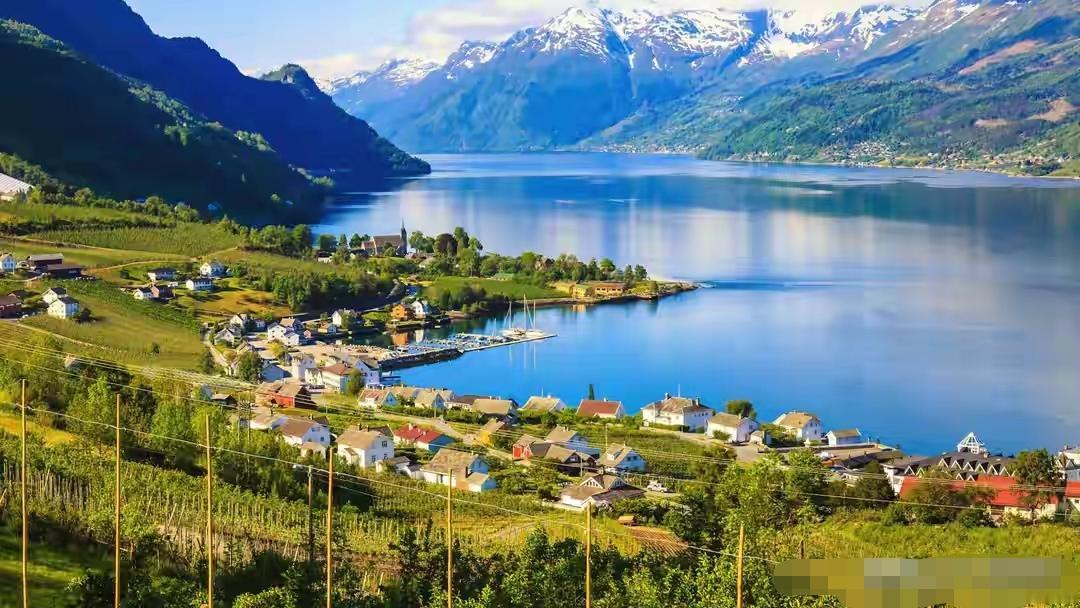 六月的挪威，晚上十点天还亮着。甲板上风很轻，海面像被拉长了的绸缎。有人说，这种地