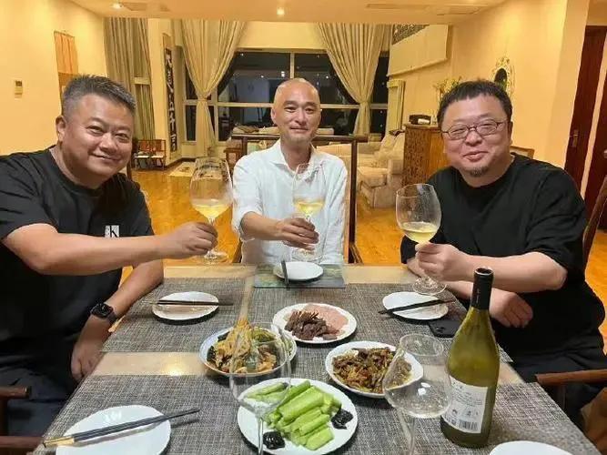 罗永浩说我们应该要有文化自信，去西餐厅吃牛排，刀叉拿反了一点关系都没有！你实在用