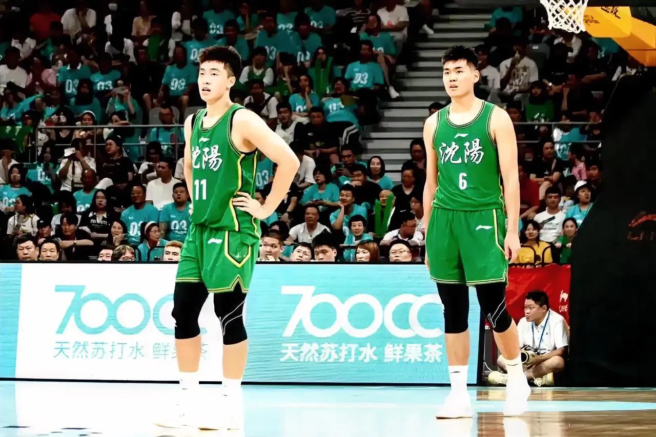 张峻豪和黄秋实这哥俩可谓把天戳一个大窟窿！前者是辽宁U21男篮的队长，后者是球队