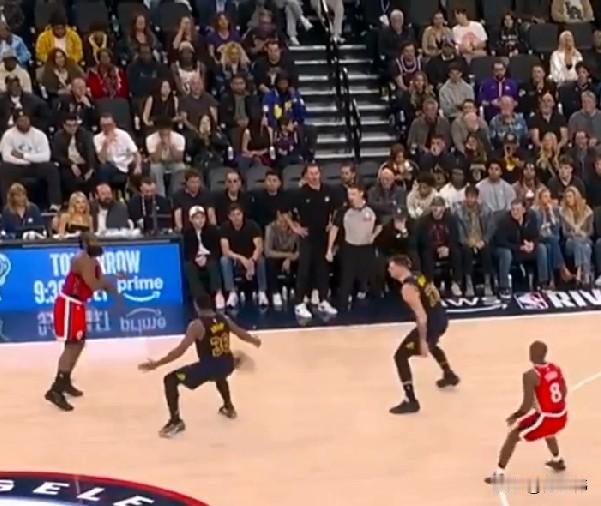 必须包夹！斯玛特谈哈登：

“必须夹击哈登。”

“他是快船的进攻发起者。”
