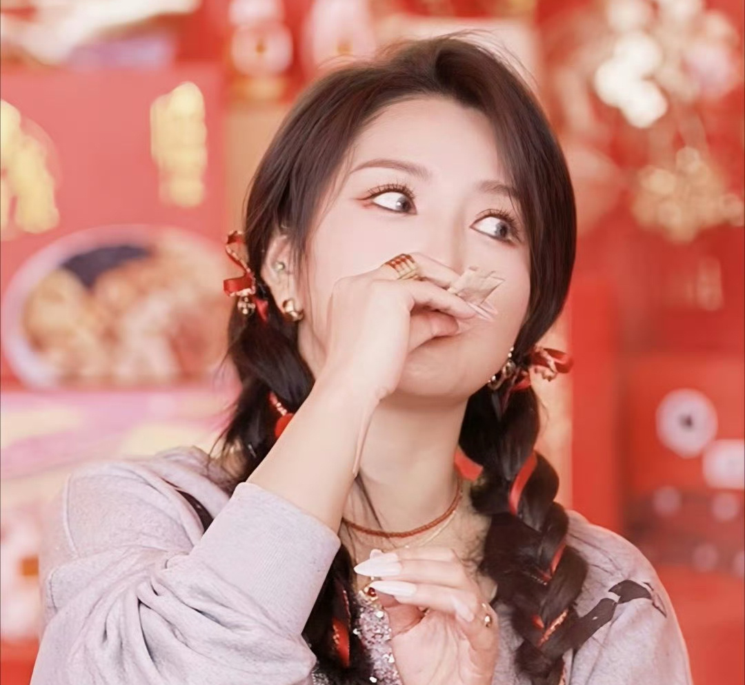 何洁黑暗料理届的神  何洁万物皆可蘸辣椒 何洁，你的创新精神让人赞叹，万物皆可蘸