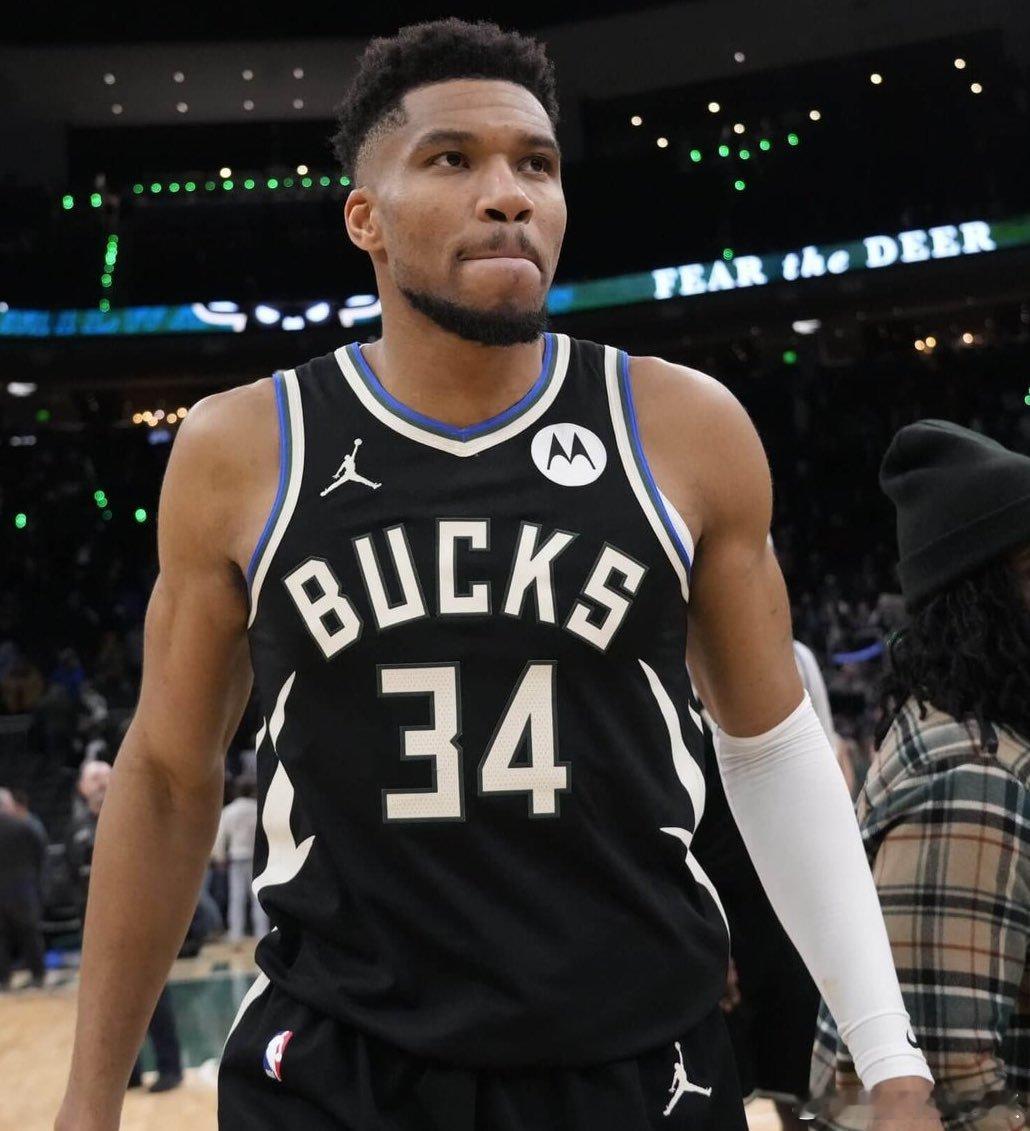 道格-里弗斯谈及字母哥的小腿伤势：“他自己的判断非常准确，核磁共振的结果和我们的