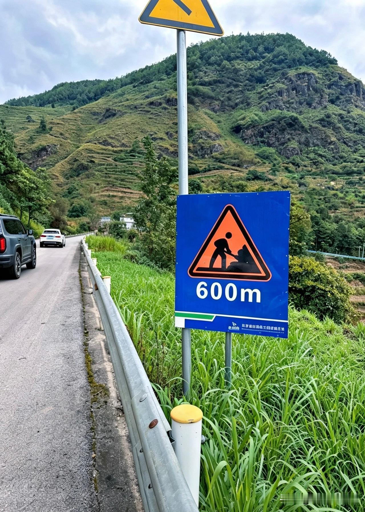 大伙快看这个路标，真是被朋友解释的笑不活了！本来就是一个普通的道路警示标识，提示