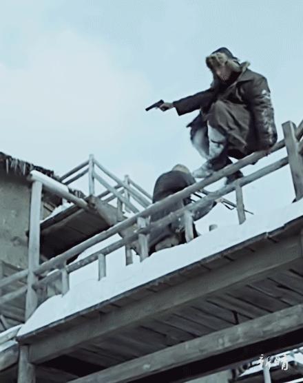 林更新动作戏经过徐克导演调教，确实很可以，身手敏捷，好几层楼一跃而下，不管有没有