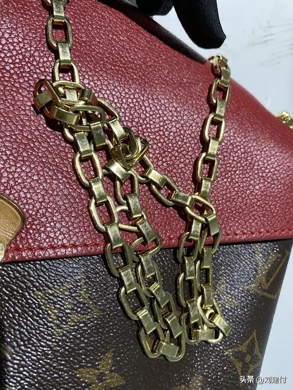 女子称专柜买4个LV包送检均为假货 女子专柜买4个LV包，送检均为假货
女子在专