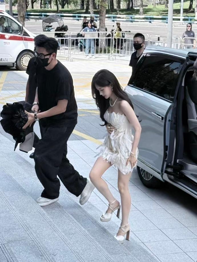 李一桐展示天资中李一桐好优越的身段 李一桐羽毛礼裙亮相，羽毛轻盈、珍珠点缀，身段
