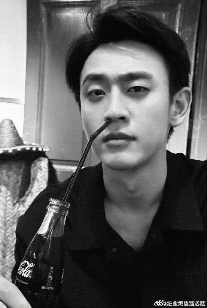 王天辰这手谁懂啊黄金时代意气天成 王天辰这双手又稳又有戏，握剧本时的专注，搭戏时