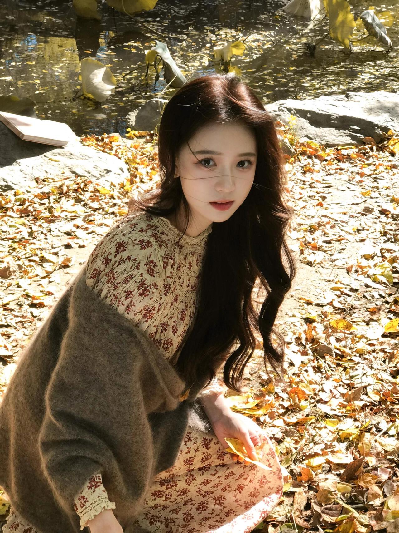 秋叶落，美人倚，伞影斜。