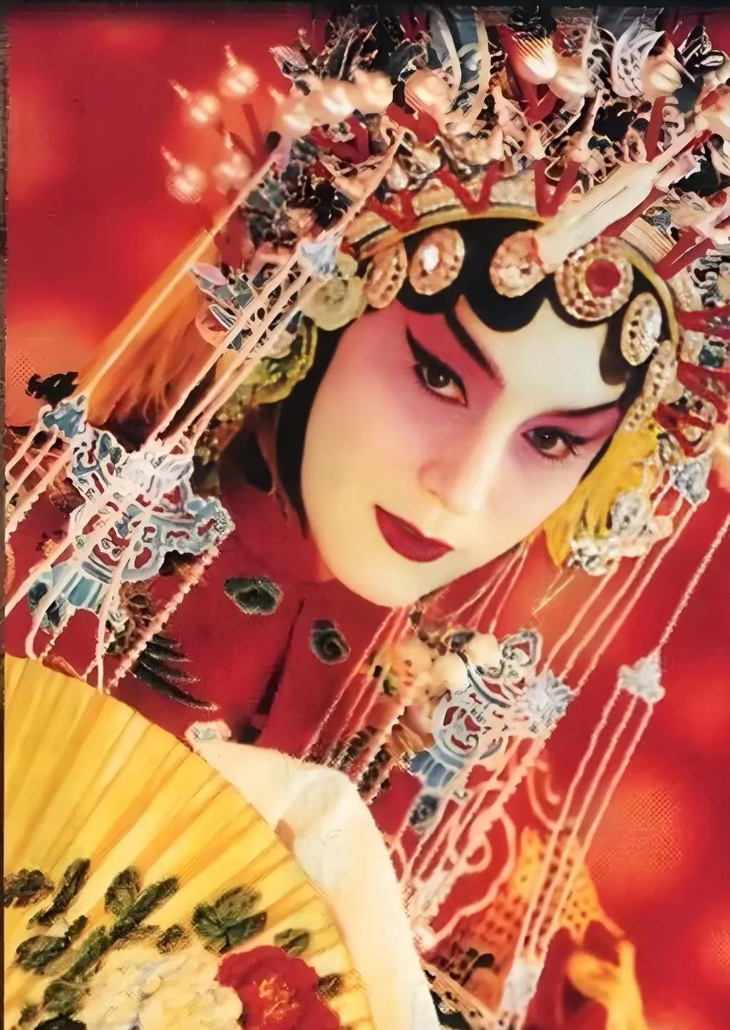 我觉得他活成了娱乐圈的“理想模板”。论业务能力，他演程蝶衣能把自己逼到人戏不分，