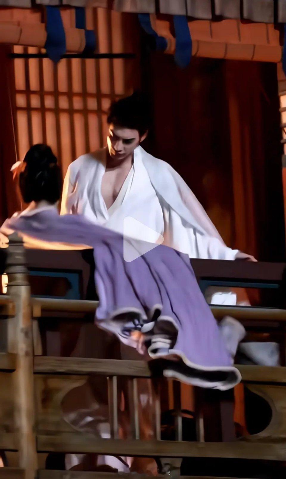 🐃还总执着晒自己身材亮点，谜之操作看不懂 