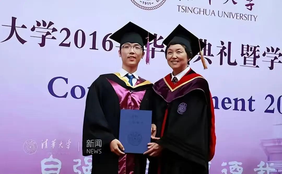 学士帽，硕士帽，博士帽傻傻分不清？
学位服颜色分类的区别主要体现在以下方面：
①