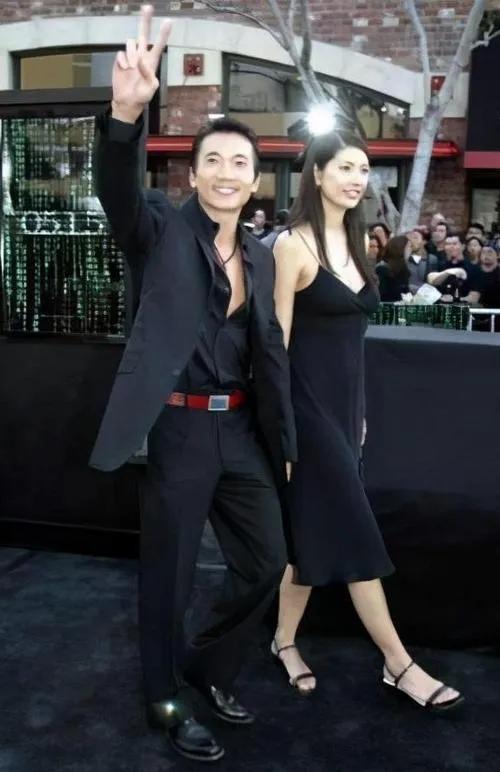 2003年5月9日，演员邹兆龙携妻子翁慧德出席好莱坞科幻动作片《Matrix R