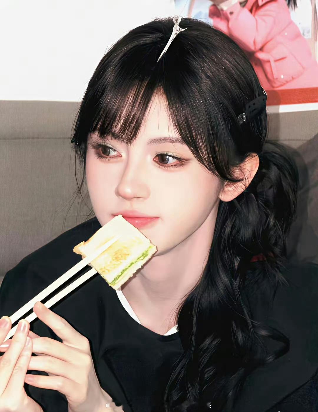 美女都是相似的，鞠婧祎这几张和田曦薇好像啊都是大眼、小脸、萌美人