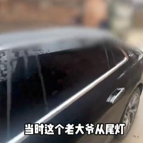 近日，河南周口一男子的新车停在胡同一边，一位骑三轮车的大爷经过此地，放着宽敞的另