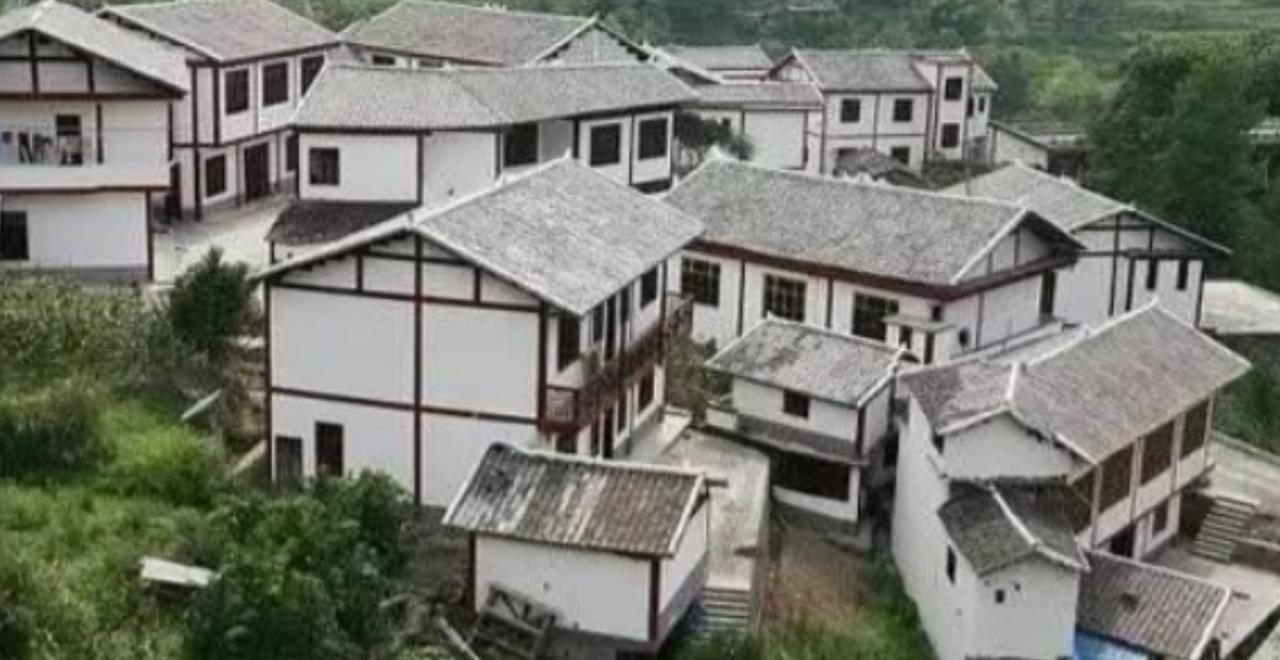 2003年一女子花15.5万，买下一处宅基地，得知房主孤儿寡母不容易，她又多给5