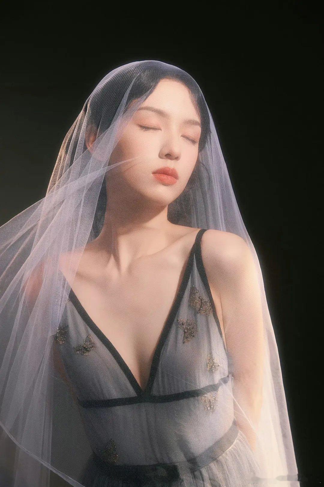 周也和迪丽热巴穿的这两件裙子还挺像的，但是感觉热巴不太适合这件裙子 ​​​