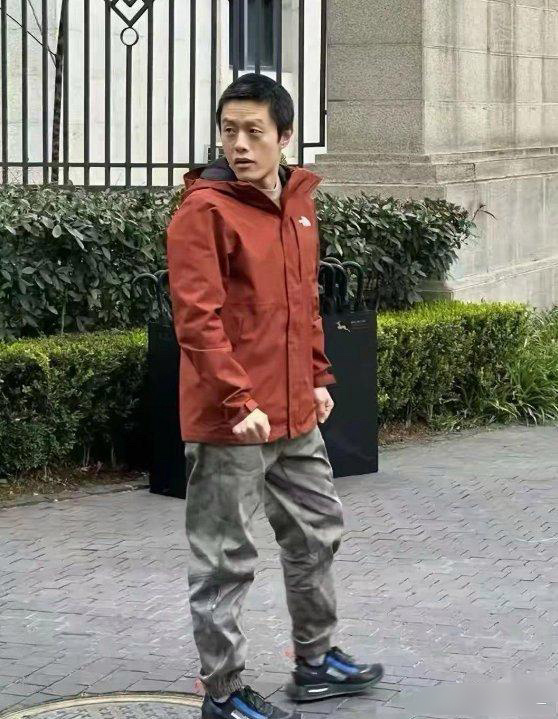 不愧叫饺子导演🥟，这么好的一身行头，硬生生的被他穿成了馅儿。 ​​​