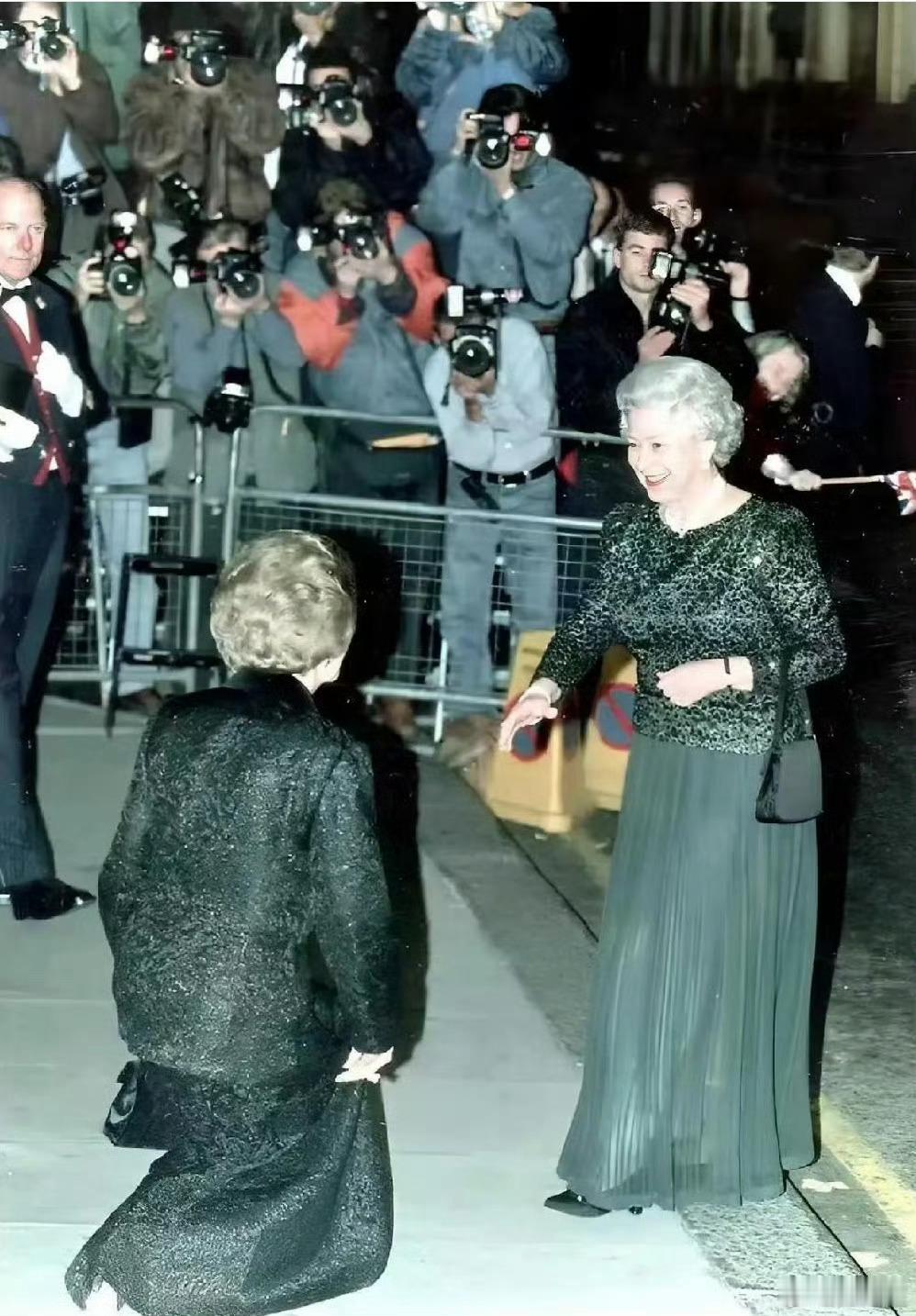 1995年的英国，历史将永远铭记这一场景。当天是英国前首相撒切尔的70岁生日，她