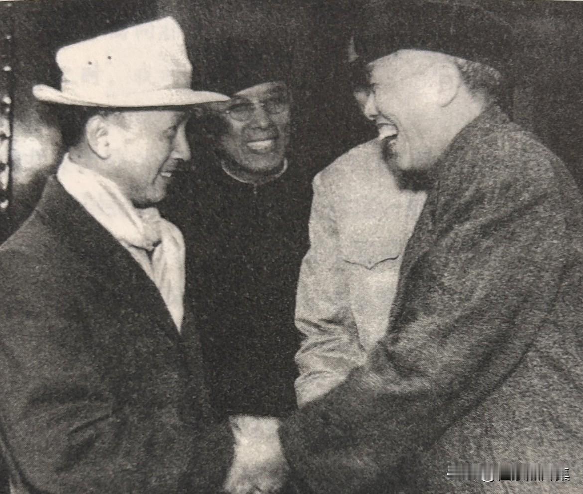 【老照片背后的故事166】
1955年10月28日，北京前门火车站，中国科学院副