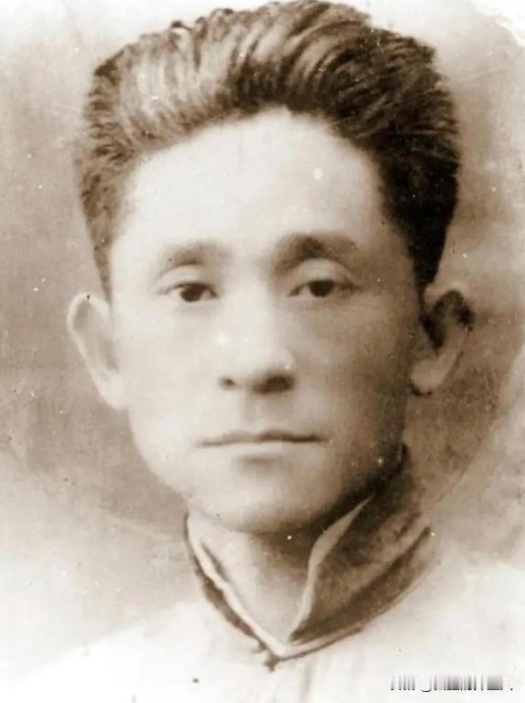 1923年，车耀先被敌人打碎颅骨，战友以为他死了，便脱掉他的衣服，丢进弹坑，就地