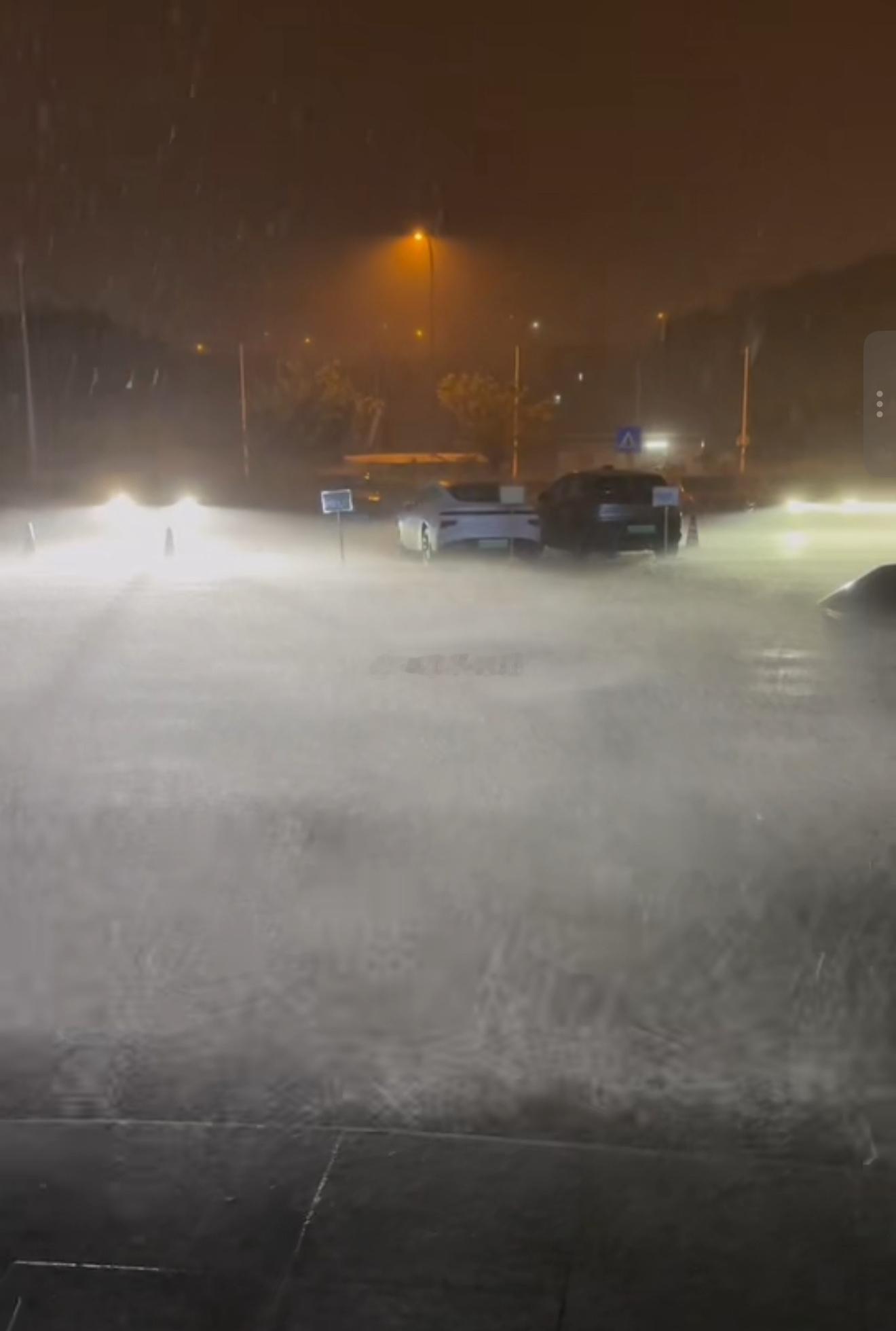 昨晚广州的雨，就跟天漏了一般。打着伞走了20m上车，裤子湿了一半！[拜拜][拜拜