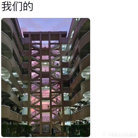 教学楼是最好的取景框[抱一抱] 