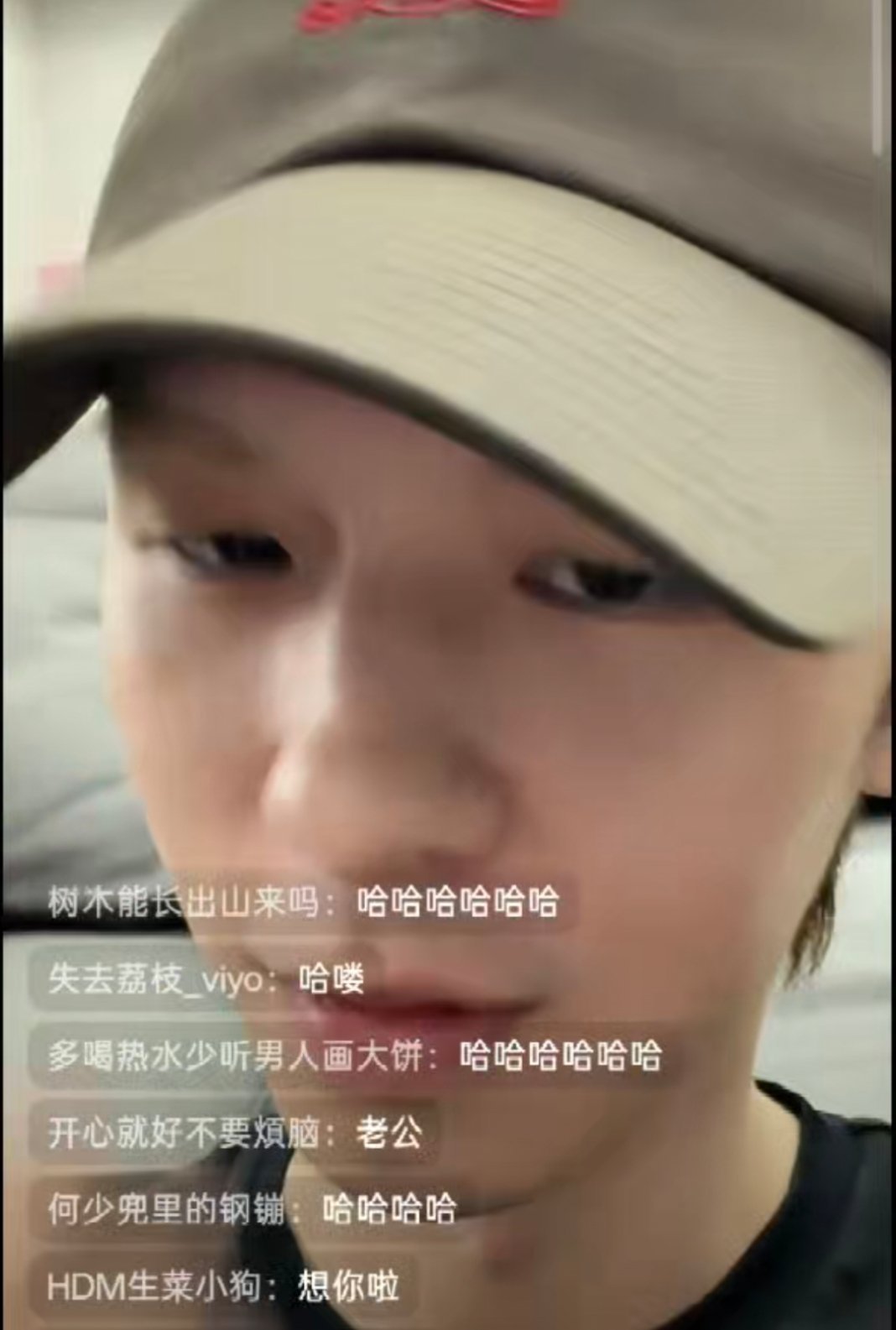 何浩楠偏要自己直播 执意独自开播随心聊天，全程自在松弛，抛开脚本束缚，用最本真的
