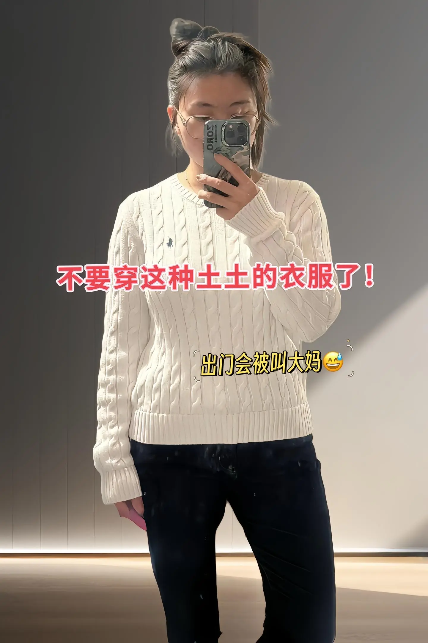 法式优雅温柔气质～这款上衣真的是太别致啦！高领加入纽扣的设计，洋气又时...