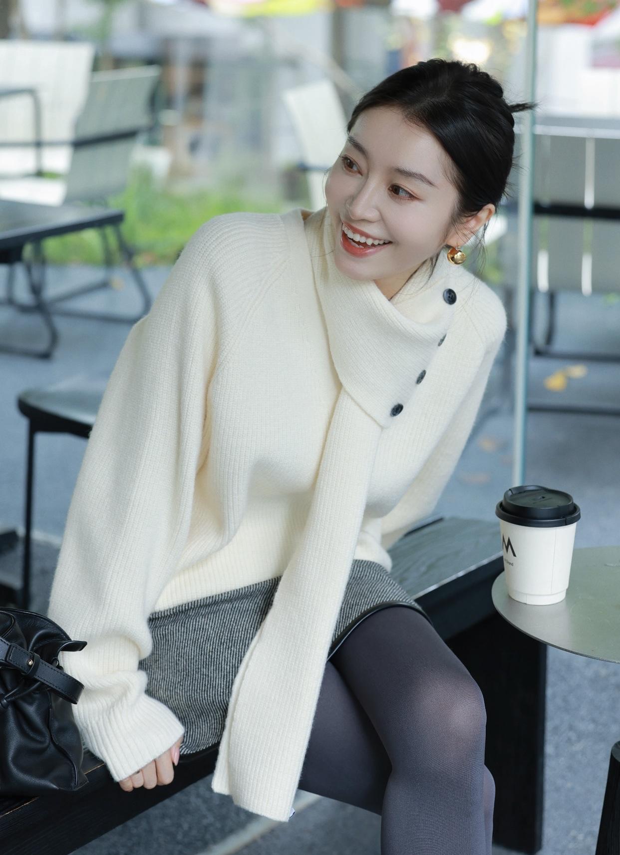 冬日暖阳下，优雅甜美的穿搭，享受宁静的午后时光。