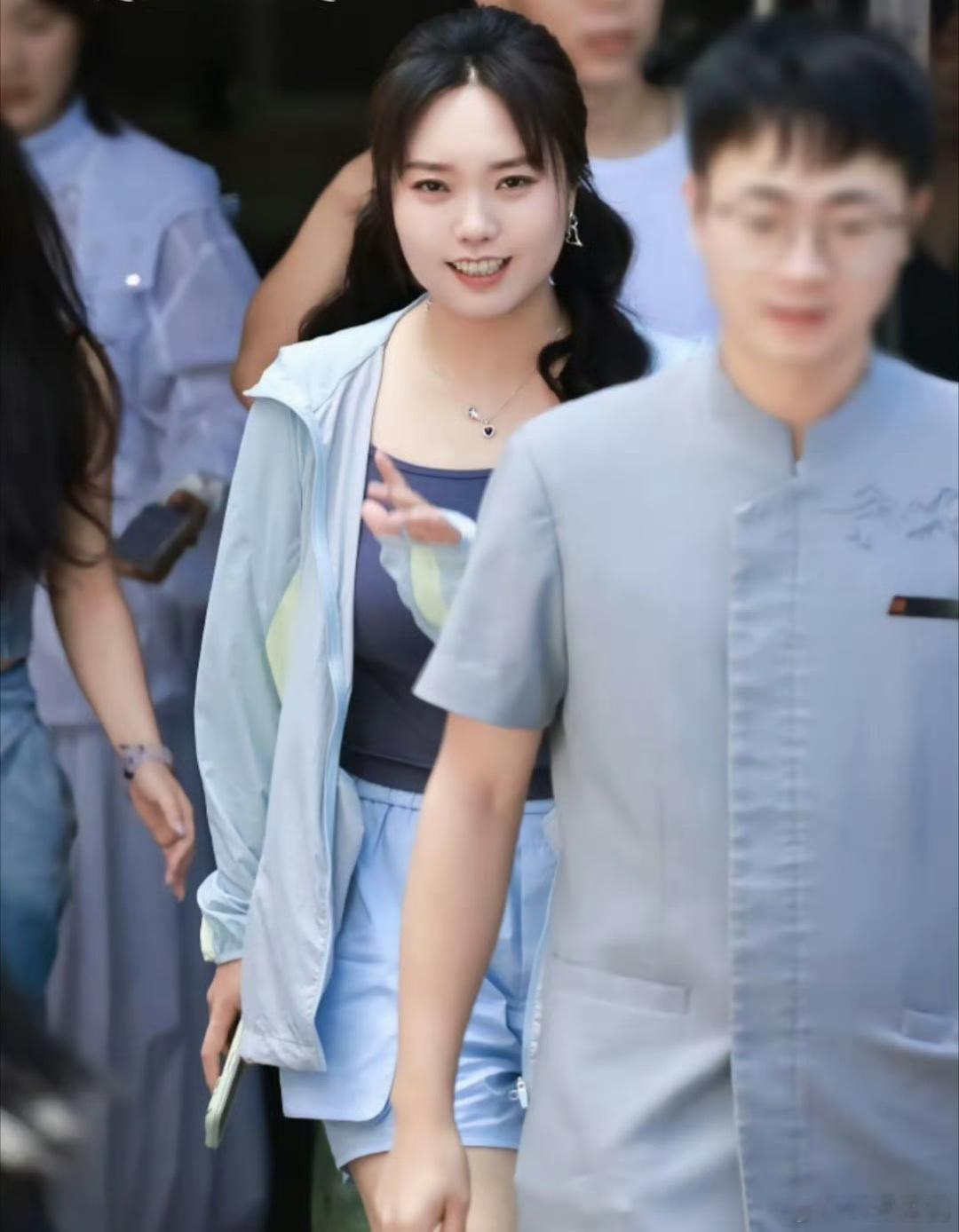 哦莫，李雪琴长发造型，突然变甜妹了，果然是发型封印了雪琴啊！ ​​​