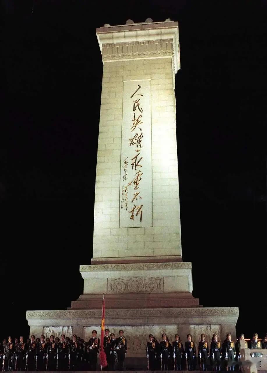 天安门广场，人民英雄纪念碑巍然矗立。
“人民英雄永垂不朽”鎏金八字历经风霜，静静