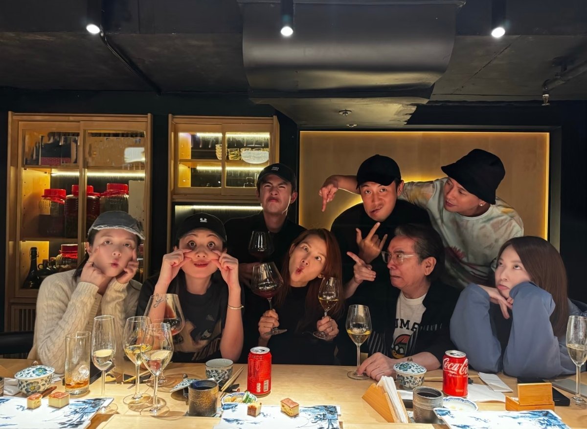 蔡少芬和黄宗泽、洪欣、姜大卫等剧组同事聚会。 