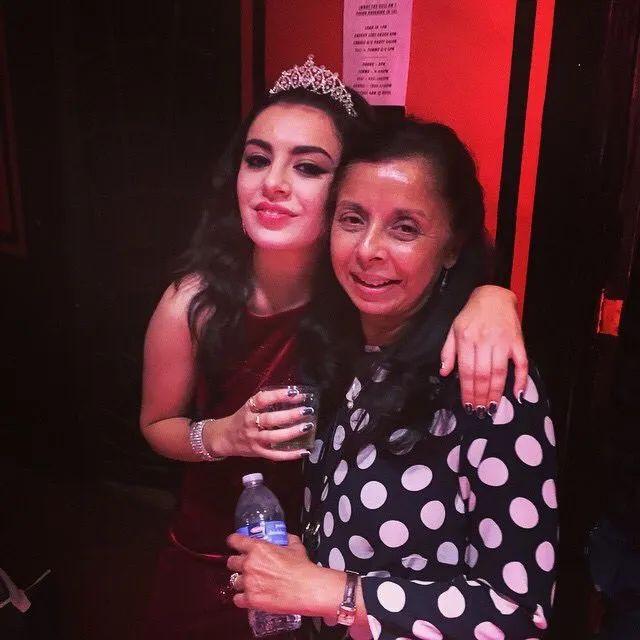 Charli xcx 拥有多元的种族血统。她的母亲是印度裔，具体来说是来自乌干达