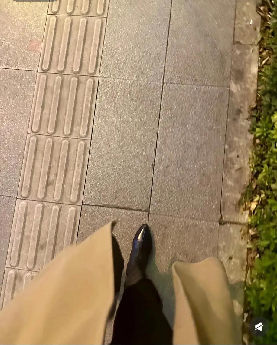 今天上班路上又遇着“勇士”开车追了我一路，拦下来要加微信。
 
我这“吸渣体质”