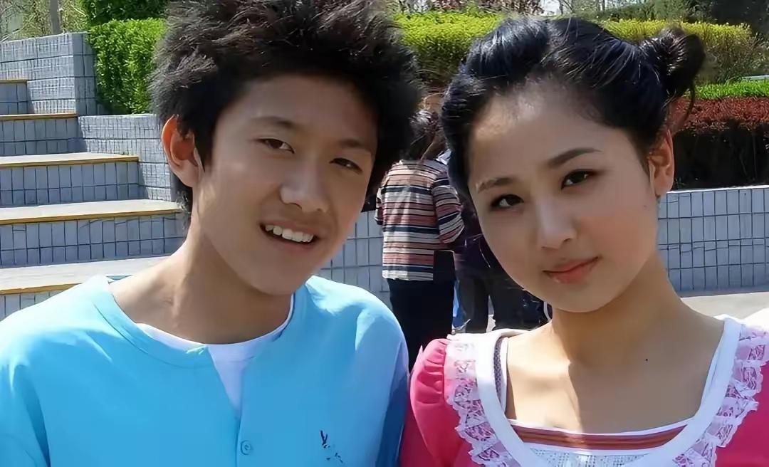 天呐，《家有儿女》里面两个小演员，没想到长大后火遍大江南北，小女孩直接拿白玉兰奖