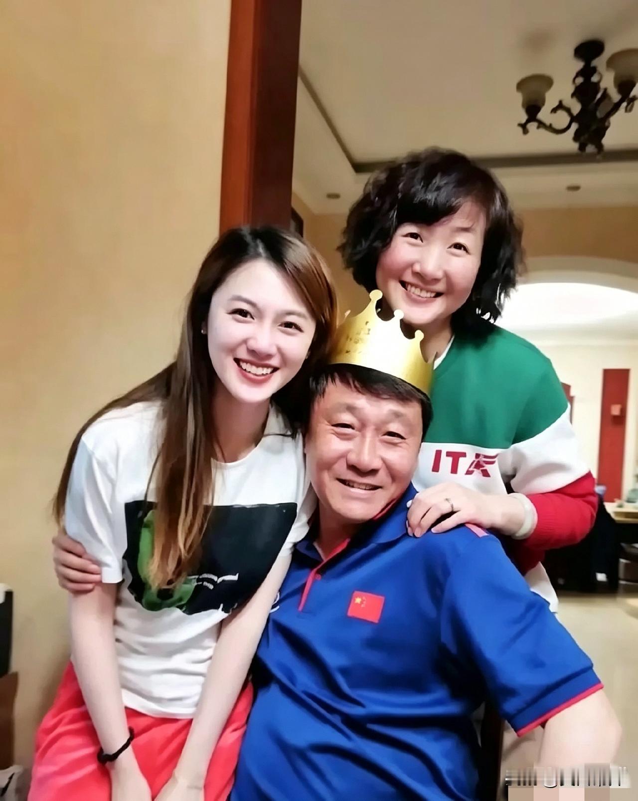 高峰和妻子范春玲、女儿在北京郊区家中留影。范是高峰体校老同学，东北人，曾是运动员