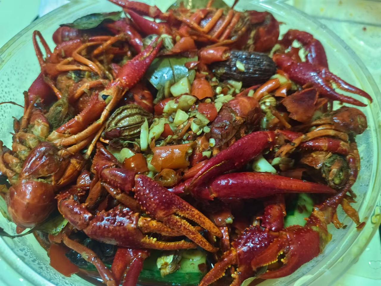 夏日生活打卡季蝉鸣盛夏，佳肴满堂。红亮小龙虾、焦香烤串，一盘盘家常热菜盛满烟火气
