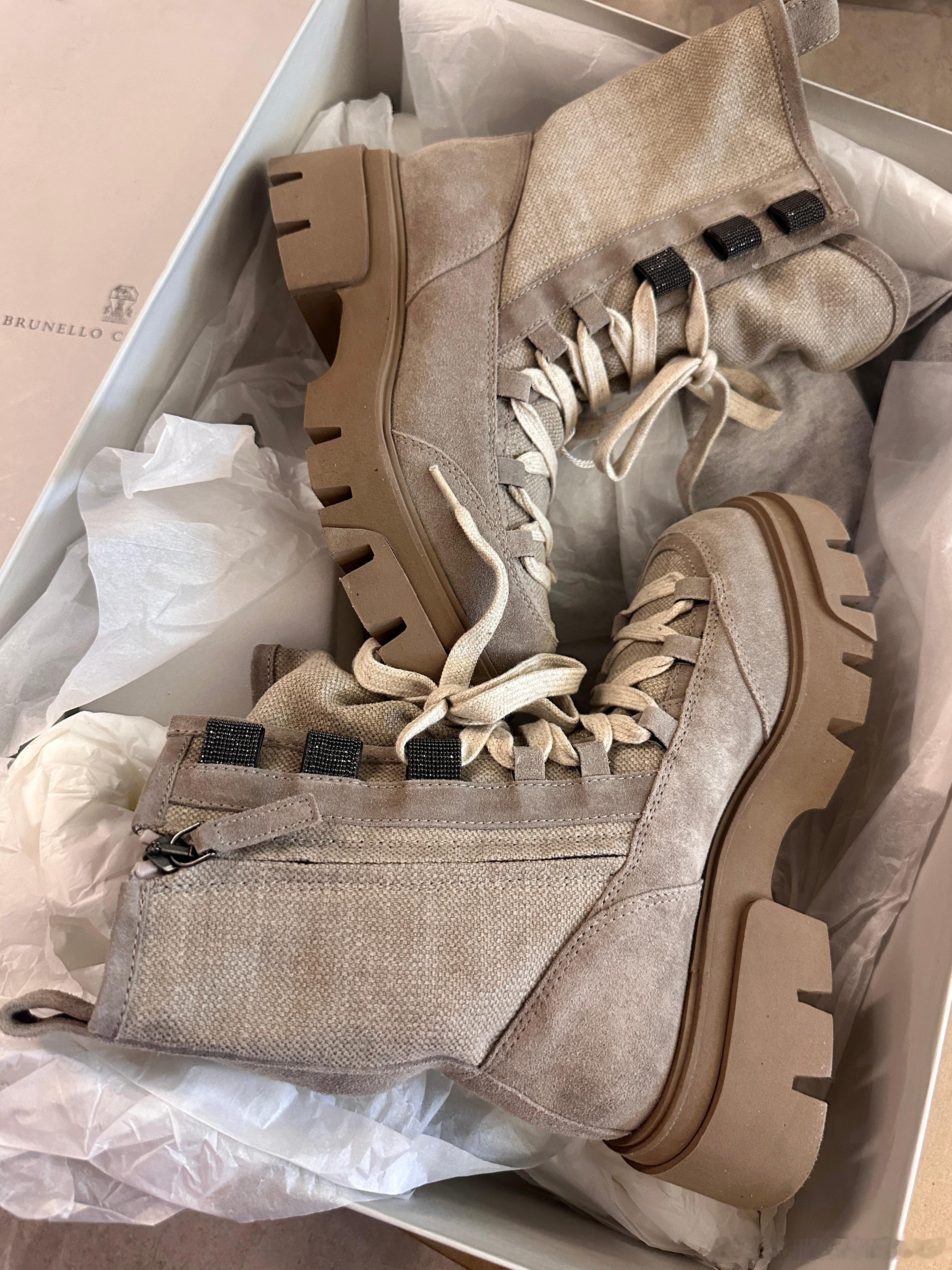 今晚飞纳米比亚 盯着物流等它 还好刚刚收到了 试穿好piu亮 喜欢！开心！ ​​